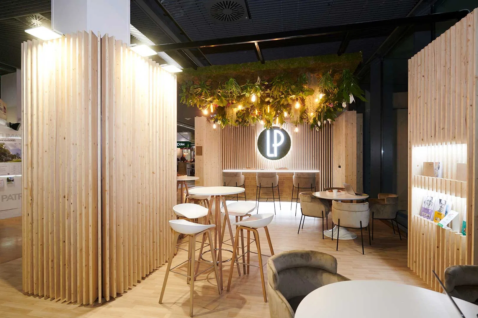 Tables hautes en situation de rendez-vous commercial