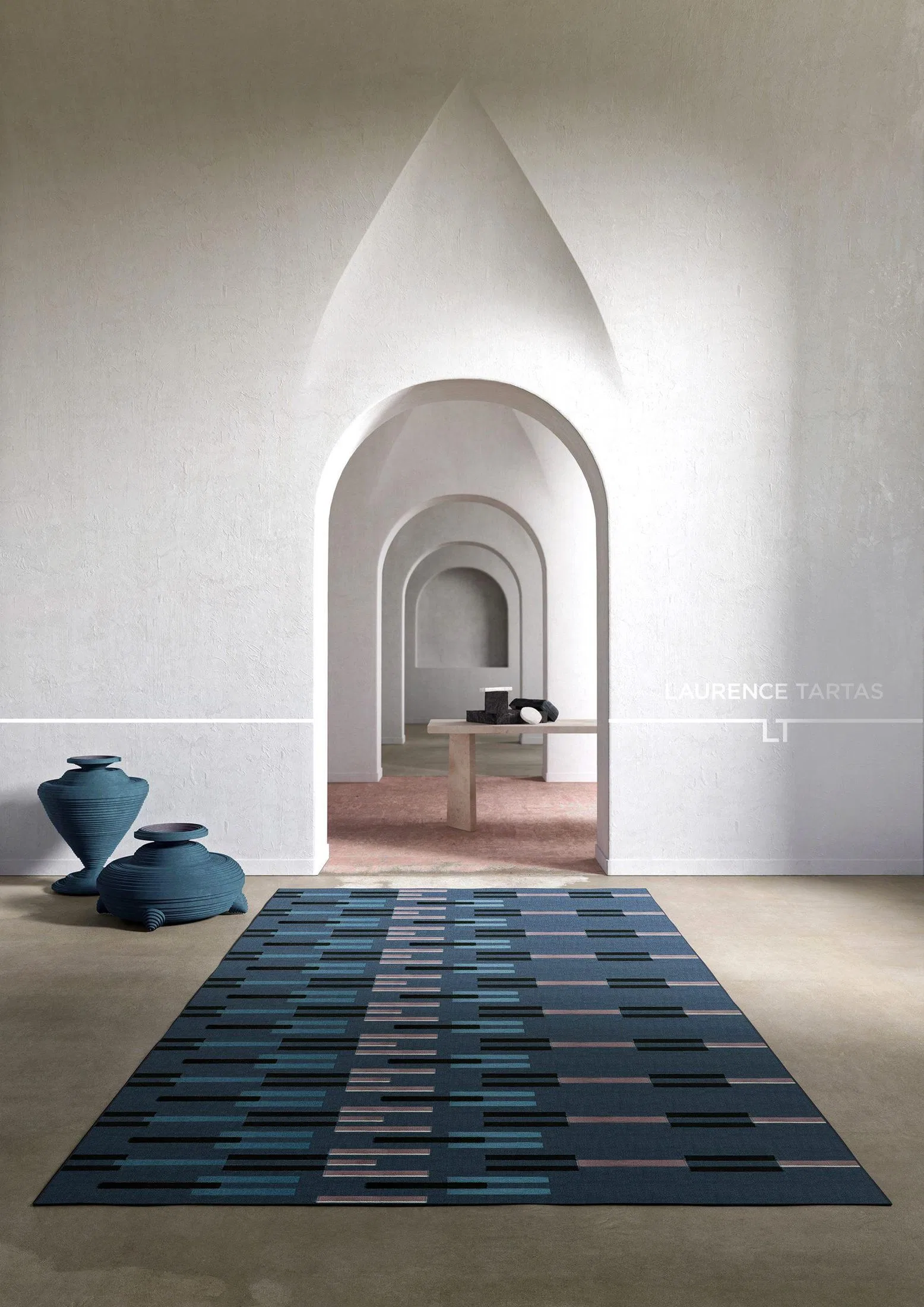 Mise en scène, pièce bleue sous arche